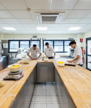 <p class="font-s">Des espaces de formation dédiés<br />
et équipés pour la pratique.</p>
